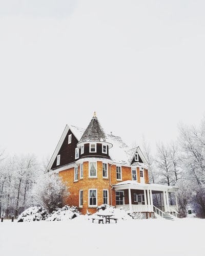 橙色和灰色的混凝土房子被雪包围
